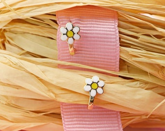 Boucles d'oreilles marguerites en or massif 14 carats : clous de fleurs en émail, sans danger pour les enfants
