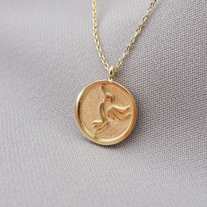 14K Solid Gold Round Bird Medallion Necklace – Handmade Engraved Coin Pendant – Nature Inspired Gold Jewelry – Unique Gift for Her
