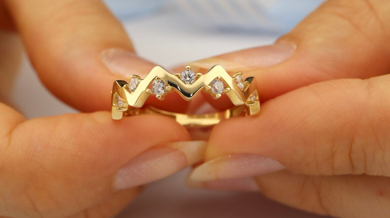 14k Solid Gold Zigzag Ring With Zircon Stones - Gold