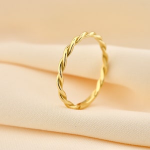 Anello Twist in oro massiccio 14K: fascia impilabile minimalista