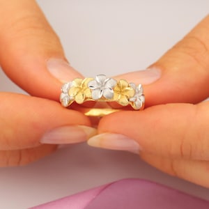 Anillo de oro con flores y delicados detalles florales: perfecto para regalar en cualquier ocasión