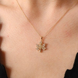 Ahornblatt-förmiger Anhänger mit Zirkonia-Verzierungen-Elegantes und von der Natur inspiriertes Design