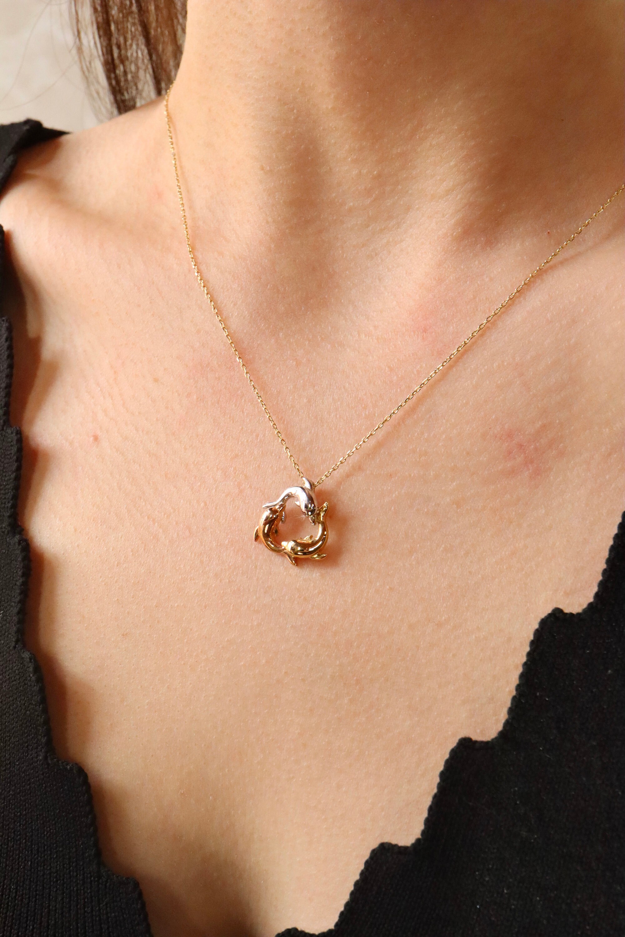 優雅なドルフィンテールのトップ ネックレス ペンダント プレゼント ランキング BYTHESEA ハワイアンジュエリー ネックレス 10月誕生石 合成ローズ