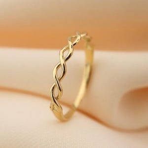 Anello intrecciato in oro massiccio 14K: fascia impilabile minimalista e delicata