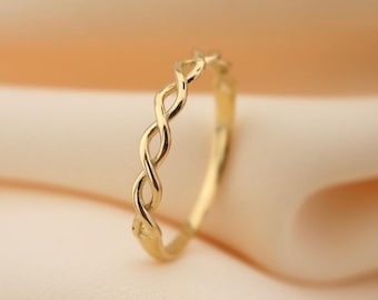 14K massief gouden gedraaide ring: sierlijke minimalistische stapelband