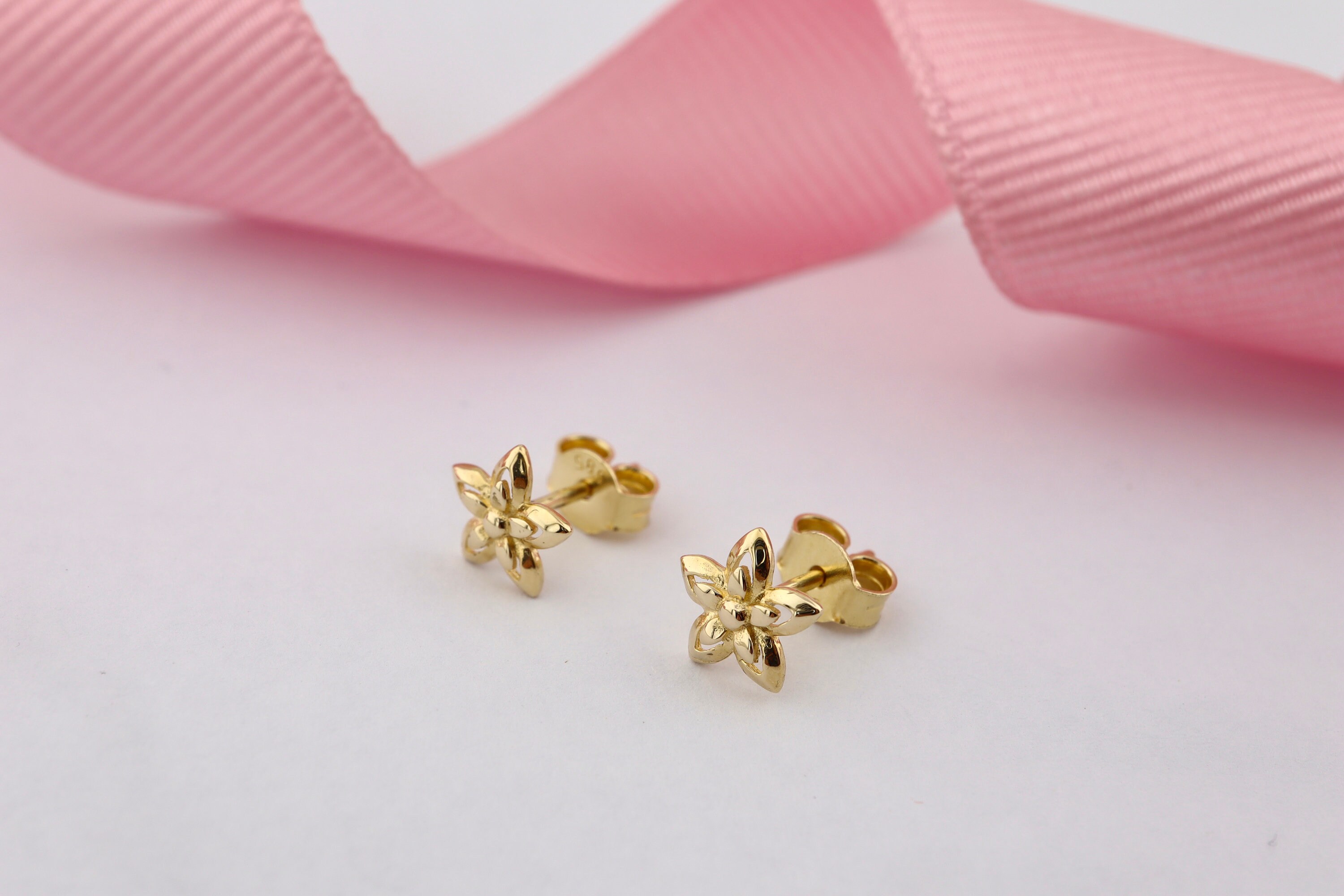 14K Gold Star Flower Stud Earrings – Dainty Push Back Floral