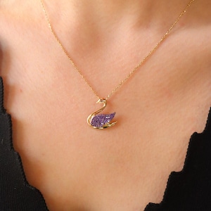 Königliche Schönheit: 14K Gold Schwan Anhänger Besetzt mit Lavendel Zirkonia