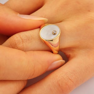 【関税込み】Oval Signet Ring - Mother of pearl and gold Mother of Pearl Oval Signet Gold Ring – Elegant Oval Gold