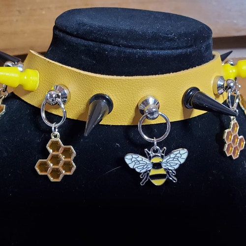 The Bee Choker in Gold