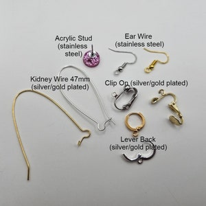 Op de afbeelding: Assortiment van oorbelbeslag, waaronder een roze acryl stud, oorhaakjes, nierdraadjes, clip-on oorbellen en hefboomsluitingen. Alle beslag is verkrijgbaar in zilveren of vergulde afwerkingen.