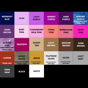 K&ouml;nnte beinhalten: Eine Farbkarte mit 36 verschiedenen Farbmustern. Die Farben sind in Reihen und Spalten angeordnet. Die Farben umfassen: Mitternachtsblau, Flieder, Helllila, Barney-Lila, Dunkelviolett, Aurora-Lila, Dunkelorchidee, Babyrosa, Erdbeermilchrosa, Korallenrosa, Kaugummirosa, Neonrosa, Aurora-Rosa, Magenta, W&uuml;stentanne, Hellbraun, Mittelbraun, Dunkelbraun, Kupfer, Geisterwei&szlig;, Gold, Platinsilber, Silber, Hellgrau, Dunkelgrau, Schwarz und Wei&szlig;.