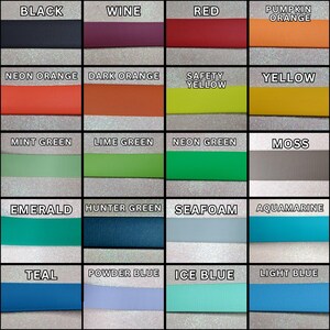 K&ouml;nnte beinhalten: Eine Farbkarte mit 18 verschiedenen farbigen Lederstreifen. Die Farben sind Schwarz, Wein, Rot, K&uuml;rbisorange, Neonorange, Dunkelorange, Sicherheitsgelb, Gelb, Minzgr&uuml;n, Limettengr&uuml;n, Neongr&uuml;n, Moos, Smaragd, J&auml;gergr&uuml;n, Schaum, Aquamarin, Teal, Puderblau, Eisblau und Hellblau.