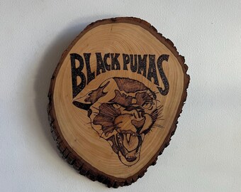 Pièce murale Pumas noire - Woodburned