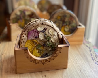 Ensemble de 2 sous-verres de fleurs funéraires brûlés sur bois avec support