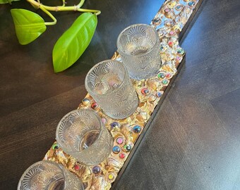 Envolée de boissons dorées pour les yeux écarquillés