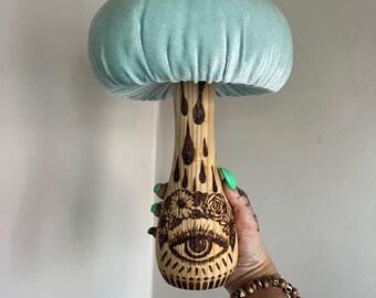 Mushie en bois bleu clair avec dessus en feutre