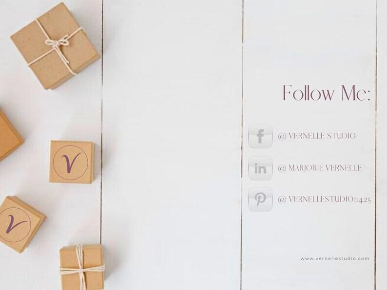 Puede incluir: Varias cajas de regalo marrones peque&ntilde;as atadas con hilo se encuentran sobre una superficie de madera blanca. Algunas cajas tienen un logotipo "V" morado. El texto "Follow Me:" se muestra con iconos y nombres de redes sociales.