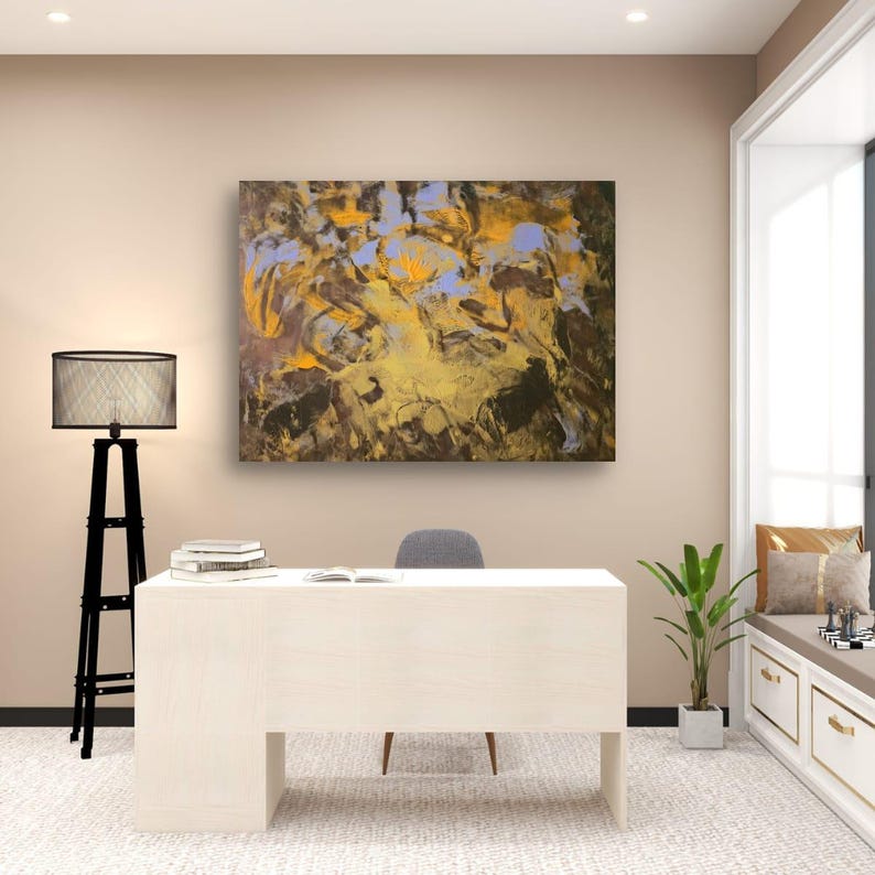 Puede incluir: Una pintura abstracta con una mezcla de colores, incluyendo dorado, marr&oacute;n y azul, cuelga de una pared beige. La obra de arte est&aacute; sobre un escritorio blanco. Una l&aacute;mpara negra y una peque&ntilde;a planta tambi&eacute;n est&aacute;n en la habitaci&oacute;n.