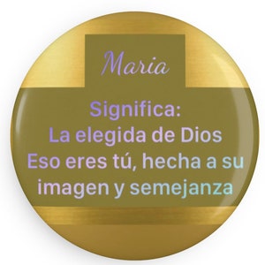 Könnte beinhalten: Ein runder goldener Knopf mit einem braunen Rechteck in der Mitte. Das Rechteck enthält den Text "Maria" in Lila und den Text "Significa: La elegida de Dios Eso eres tú, hecha a su imagen y semejanza" in Blau und Grün.