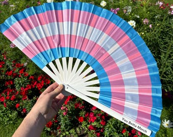 Abanico Trans Flag Clack: Varillas de bambú, accesorio para el Festival del Orgullo