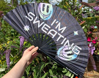 Ventilador Clack con mango de bambú, accesorio ideal para drag queens de festivales.