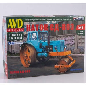 Puede incluir: Una caja de kit de modelo para un rodillo de carretera azul y amarillo, etiquetado como "Каток СД-803". La caja presenta una imagen detallada del rodillo de carretera y el texto "ДЕТАЛИ ИЗ СМОЛЫ" (detalles de resina).