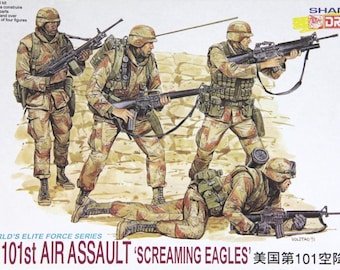 Puede incluir: Un kit de maquetas de plástico de cuatro soldados estadounidenses del 101º Airborne en uniformes de camuflaje del desierto, sosteniendo rifles y otros equipos militares. El arte de la caja presenta el texto "U.S. 101st AIR ASSAULT 'SCREAMING EAGLES' 美国第101空降突击" y "1:35 WORLD'S ELITE FORCE SERIES".