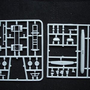 Pode incluir: Duas placas de pl&aacute;stico branco com v&aacute;rias pe&ccedil;as para um kit de modelo de avi&atilde;o. As placas cont&ecirc;m pe&ccedil;as para o trem de pouso, rodas, cauda e outros detalhes.