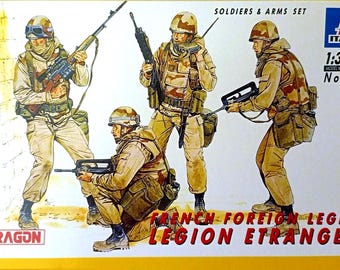 Op de afbeelding: Een modelbouwdoos met vier soldaten in woestijncamouflage-uniformen die geweren vasthouden. De doos is gelabeld "French Foreign Legion Legion Etrangere" en "Italeri No. 342".
