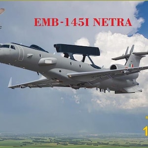 Può includere: Modello di aereo grigio EMB-145I NETRA in volo contro un cielo nuvoloso. Il modello ha una grande cupola radar ed è in scala 1:72. L'immagine include anche il logo SOVA-M SVM-72077.
