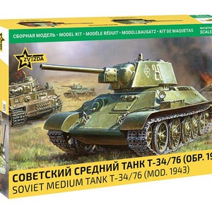 Puede incluir: Una caja de kit de modelismo Zvezda a escala 1/72 para un tanque medio soviético T-34/76 (Mod. 1943). La caja presenta una ilustración de un tanque verde en un campo, con el texto "Soviet Medium Tank T-34/76 (Mod. 1943)" impreso en el frente.