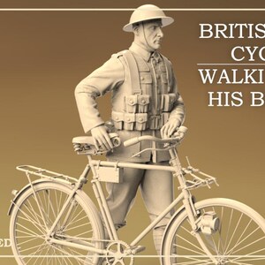 Op de afbeelding: Sepia-afbeelding van een Britse legerfietser die met zijn fiets loopt. De figuur draagt een helm en uniform, en de fiets heeft een klassiek ontwerp. Tekst op de afbeelding luidt "British Army Cyclist Walking With His Bicycle."