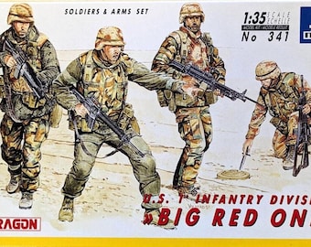 Op de afbeelding: Een modelbouwset van vier soldaten van de 1e Amerikaanse Infanterie Divisie, ook bekend als "Big Red One". De soldaten dragen camouflage-uniformen en dragen wapens. De doos-art is in aquarelstijl en toont het Italeri-logo.