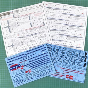 Pode incluir: Decalques e diagramas de modelos de aviões para um avião de transporte supersónico Tupolev Tu-144. O conjunto inclui diagramas detalhados, marcações e números de registo. Os decalques apresentam o logótipo da Aeroflot e várias marcas da União Soviética.