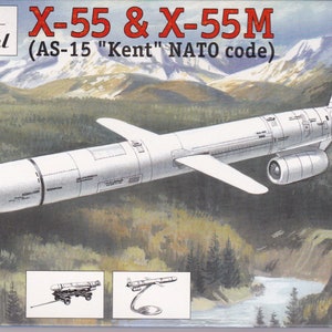 Pode incluir: Um kit de modelo Amodel X-55 & X-55M (AS-15 "Kent" c&oacute;digo OTAN) na escala 1:72. A arte da caixa apresenta um m&iacute;ssil branco em voo sobre uma paisagem montanhosa. O kit inclui duas op&ccedil;&otilde;es de exibi&ccedil;&atilde;o: em um suporte ou em um carrinho com rodas.