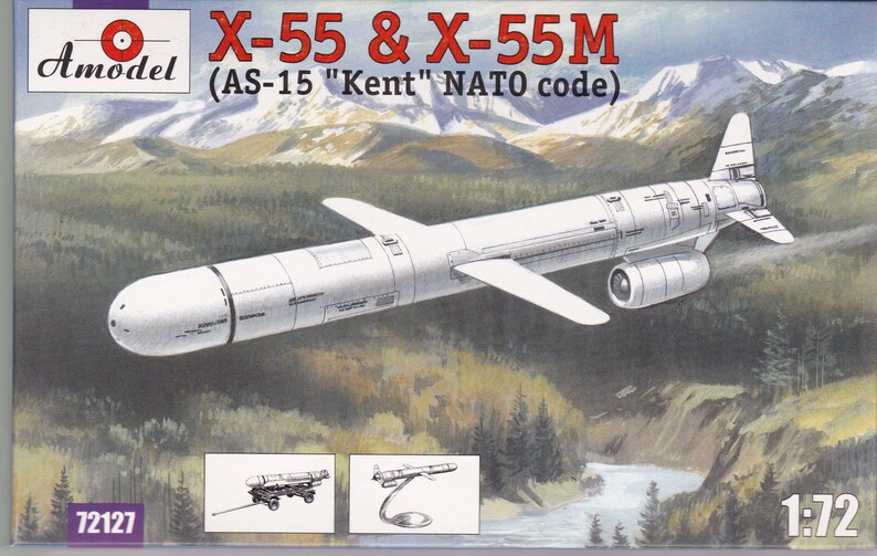 Pode incluir: Um kit de modelo Amodel X-55 & X-55M (AS-15 "Kent" c&oacute;digo OTAN) na escala 1:72. A arte da caixa apresenta um m&iacute;ssil branco em voo sobre uma paisagem montanhosa. O kit inclui duas op&ccedil;&otilde;es de exibi&ccedil;&atilde;o: em um suporte ou em um carrinho com rodas.