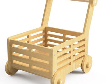Op de afbeelding: Een lichtgekleurde houten speelgoedwagen met een rechthoekige body en vier ronde wielen. De wagen heeft een handvat om te duwen en een lattenontwerp aan de zijkanten. Het speelgoed is gemaakt van hout en is ontworpen voor kinderen.