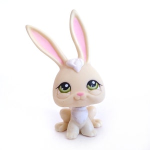 Littlest Pet Shop Pale Yellow Bunny Rabbit With Green Eyes, Hasbro