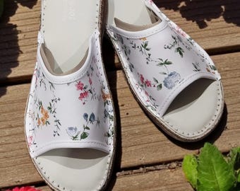 Handmade leather women's slippers with a floral motif - comfortable summer footwear from Naturfeet slip-on shoes