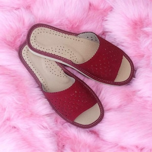 Damen Rote Lederhausschuhe - Handwerkliche Offene Hausschuhe - Weiche & atmungsaktive Hausschuhe NATURFEET Wildleder Made in Poland