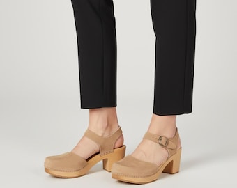 Frauen Wildleder Clog Sandalen, Holzabsatz Sandalen, Naturleder Clogs, verstellbarer Schnallenriemen, handgefertigte Style Schuhe von Naturfeet