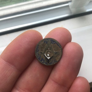 Metal Detected Vintage Masonic Freemasons Enameled Lapel Pin/Button (broken back)