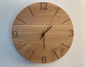 Ronde houten wandklok van eikenhout