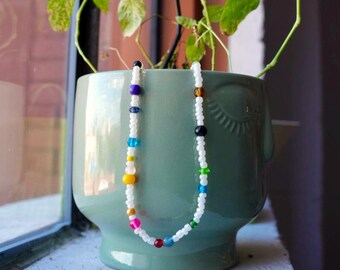 Handgjort färgglatt pärlhalsband | Bärbara konstsmycken i glas och akryl