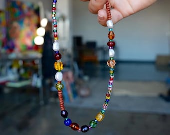Färgglatt pärlhalsband med regnbågsfärgade glaspärlor | Handgjorda unika smycken | Guldsten