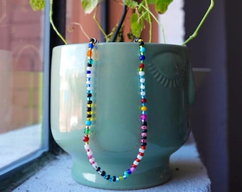 Handgjort halsband med glaspärlor | Flerfärgade kalejdoskopsmycken