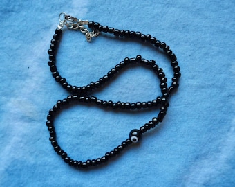Halsband med svart ondt öga i glaspärlor | Handgjorda minimalistiska smycken