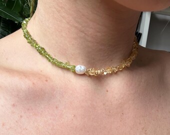 Halsband med peridot- och citrinpärlor och sötvattenspärlor | Handgjort ädelstenschokler | Smycken med gröna och gula stenar