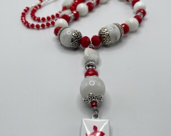 Collana lunga e contemporanea con tessere di Mahjongg in metallo a forma di drago rosso.