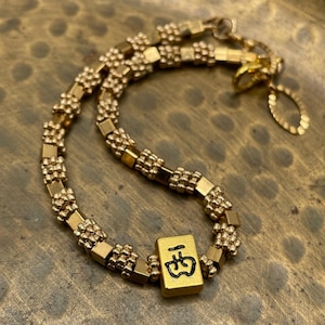 Op de afbeelding: Een rustiek houten bord met de tekst "Welcome to our home" in witte letters. Het bord heeft een verweerde afwerking en een eenvoudig, uitnodigend ontwerp, ideaal voor een veranda of entree.